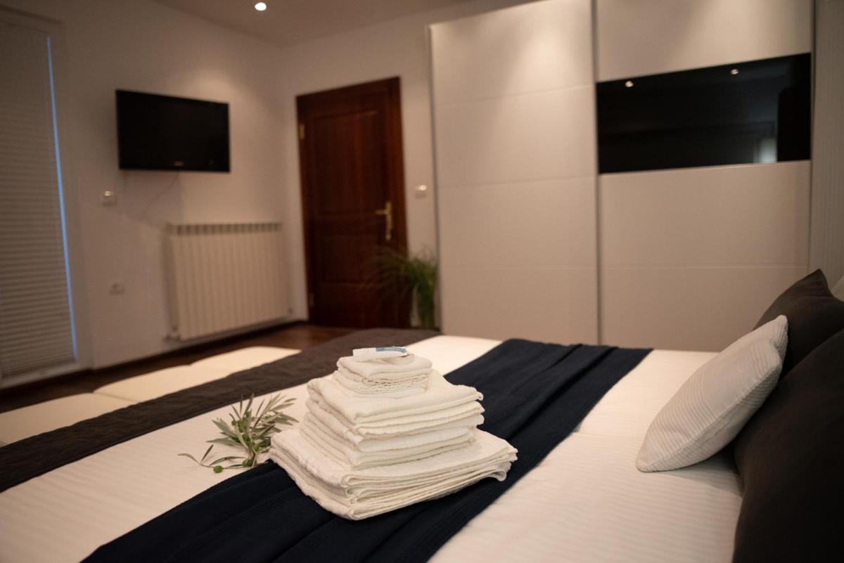 Castle House Rooms, Swimming Pool & Sauna & Tennis Court & Wine Cellar 塞扎纳 外观 照片