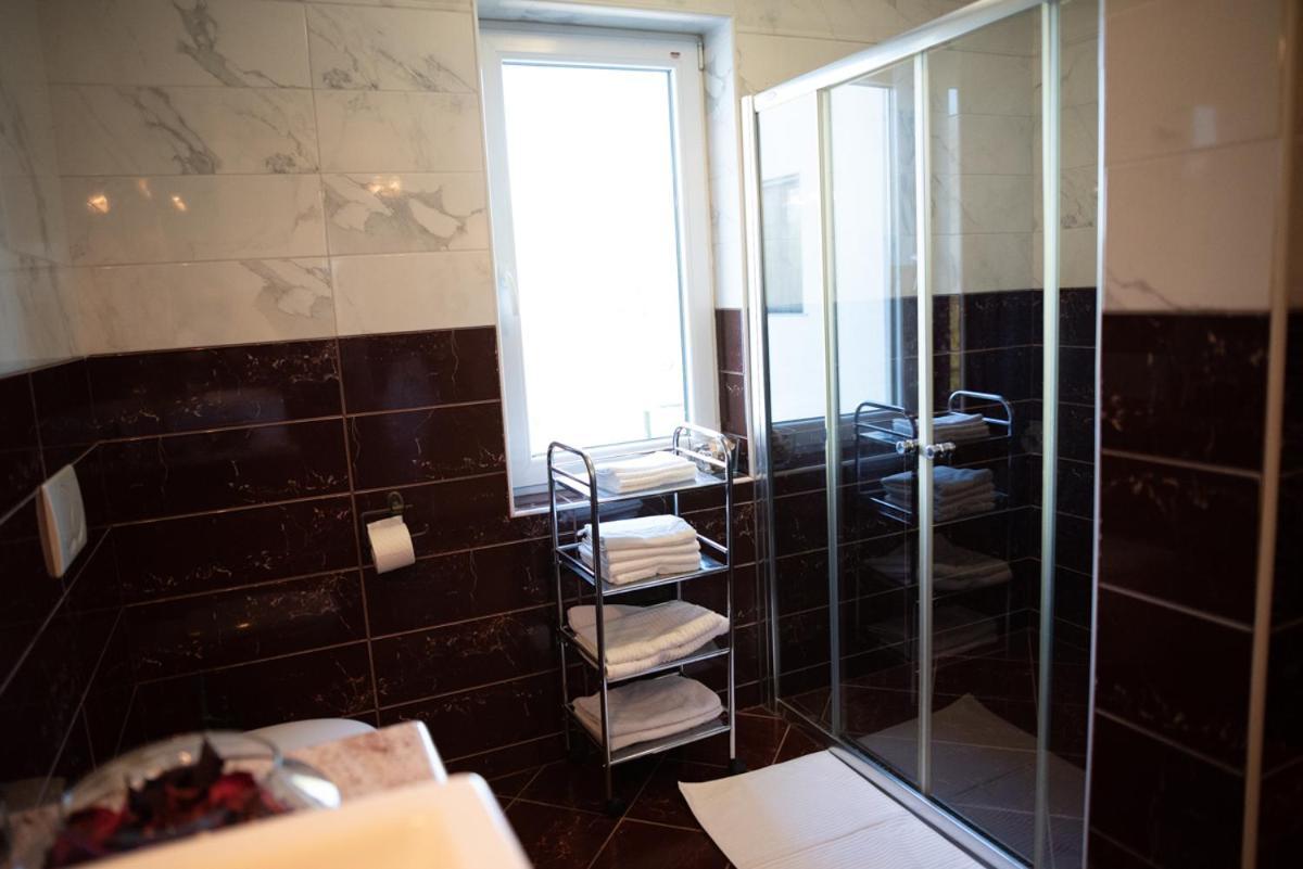 Castle House Rooms, Swimming Pool & Sauna & Tennis Court & Wine Cellar 塞扎纳 外观 照片